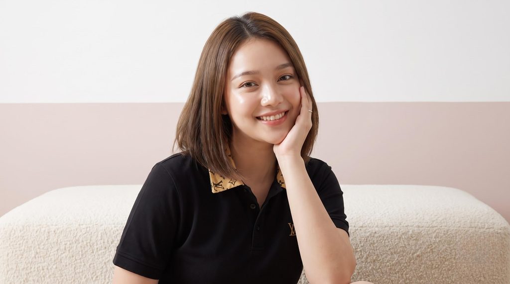 口コミで語られる使用感を紹介する女性
